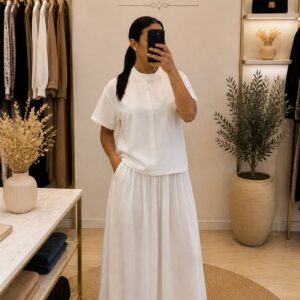 Robe longue blanche fluide au style chic et minimaliste, parfaite pour un look élégant et confortable au quotidien.